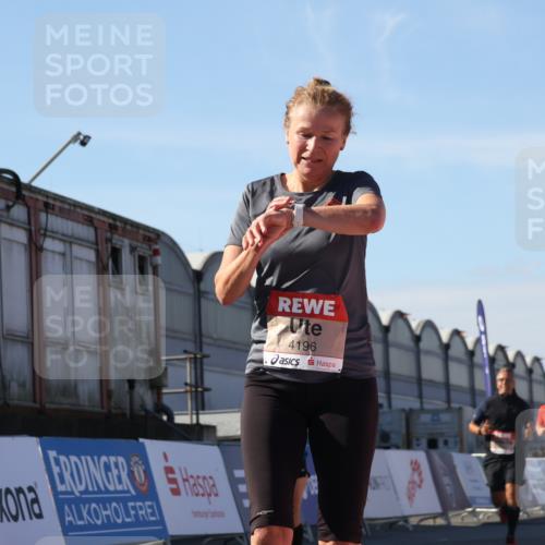 03.10.2025 - Köhlbrandbrückenlauf Luisa Fischer http://msf.ph/oto/9033031 03.10.2025 13:10:08 Ziel 4196, 4343, 4573, 4683, 4730, 4787, 4929, 5763, 5977, 6083, 6111, 6428, 6432, 6764, 6813 meine-sportfotos.de