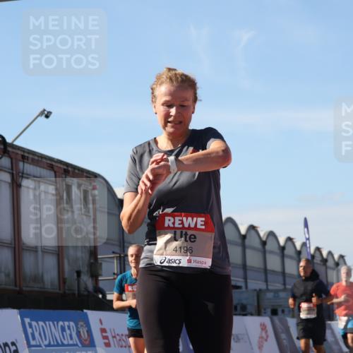 03.10.2025 - Köhlbrandbrückenlauf Luisa Fischer http://msf.ph/oto/9033032 03.10.2025 13:10:08 Ziel 4196, 4343, 4573, 4683, 4730, 4787, 4929, 5763, 5977, 6083, 6111, 6428, 6432, 6764, 6813 meine-sportfotos.de