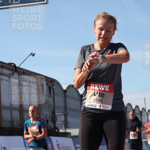 03.10.2025 - Köhlbrandbrückenlauf Luisa Fischer http://msf.ph/oto/9033039 03.10.2025 13:10:09 Ziel 4196, 4343, 4573, 4683, 4730, 4787, 4822, 4929, 5977, 6083, 6111, 6428, 6432, 6764, 6813 meine-sportfotos.de