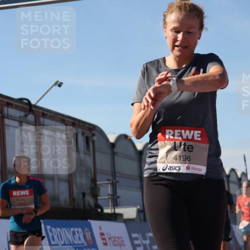 03.10.2025 - Köhlbrandbrückenlauf Luisa Fischer http://msf.ph/oto/9033042 03.10.2025 13:10:09 Ziel 4196, 4343, 4573, 4683, 4730, 4787, 4822, 4929, 5977, 6083, 6111, 6428, 6432, 6764, 6813 meine-sportfotos.de
