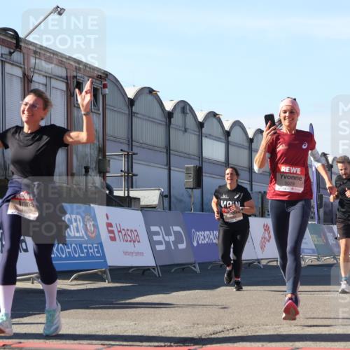 03.10.2025 - Köhlbrandbrückenlauf Luisa Fischer http://msf.ph/oto/9033052 03.10.2025 13:10:14 Ziel 4147, 4196, 4343, 4364, 4573, 4683, 4730, 4822, 5029, 5977, 6111, 6428, 6432, 6587, 6813 meine-sportfotos.de