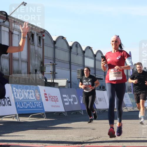 03.10.2025 - Köhlbrandbrückenlauf Luisa Fischer http://msf.ph/oto/9033056 03.10.2025 13:10:14 Ziel 4147, 4196, 4343, 4364, 4573, 4683, 4730, 4822, 5029, 5977, 6111, 6428, 6432, 6587, 6813 meine-sportfotos.de