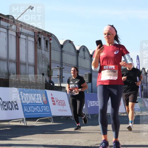 03.10.2025 - Köhlbrandbrückenlauf Luisa Fischer http://msf.ph/oto/9033063 03.10.2025 13:10:15 Ziel 4147, 4196, 4343, 4364, 4573, 4683, 4730, 4822, 5029, 5977, 6111, 6428, 6432, 6587, 6813 meine-sportfotos.de