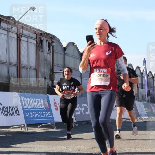 03.10.2025 - Köhlbrandbrückenlauf Luisa Fischer http://msf.ph/oto/9033067 03.10.2025 13:10:15 Ziel 4147, 4196, 4343, 4364, 4573, 4683, 4730, 4822, 5029, 5977, 6111, 6428, 6432, 6587, 6813 meine-sportfotos.de