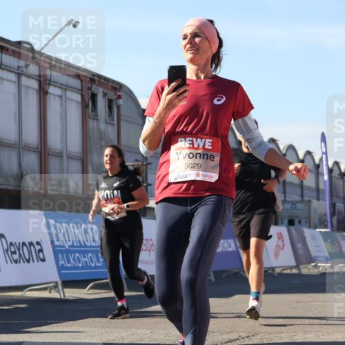 03.10.2025 - Köhlbrandbrückenlauf Luisa Fischer http://msf.ph/oto/9033071 03.10.2025 13:10:16 Ziel 4147, 4196, 4343, 4364, 4573, 4683, 4730, 4822, 5029, 5977, 6111, 6587, 6813 meine-sportfotos.de