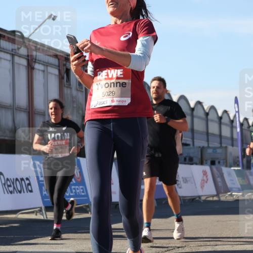 03.10.2025 - Köhlbrandbrückenlauf Luisa Fischer http://msf.ph/oto/9033075 03.10.2025 13:10:16 Ziel 4147, 4196, 4343, 4364, 4573, 4683, 4730, 4822, 5029, 5977, 6111, 6587, 6813 meine-sportfotos.de