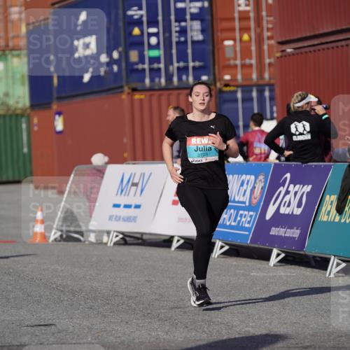 03.10.2025 - Köhlbrandbrückenlauf Michael Burmester http://msf.ph/oto/9033080 03.10.2025 10:41:06 Ziel 2723, 3373, 3374 meine-sportfotos.de