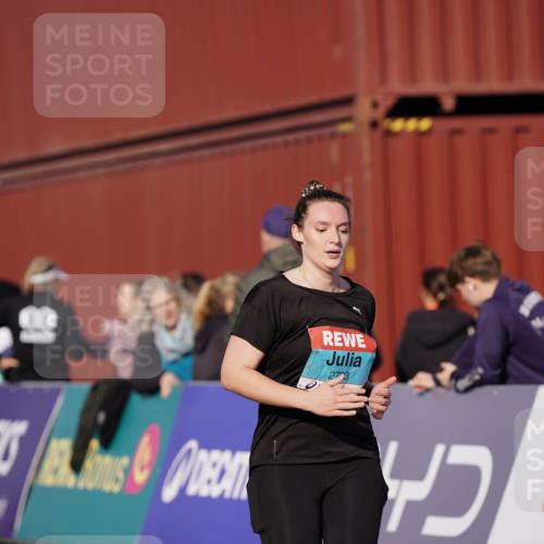 03.10.2025 - Köhlbrandbrückenlauf Michael Burmester http://msf.ph/oto/9033091 03.10.2025 10:41:08 Ziel 2723, 3373, 3374 meine-sportfotos.de