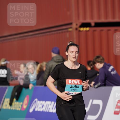 03.10.2025 - Köhlbrandbrückenlauf Michael Burmester http://msf.ph/oto/9033098 03.10.2025 10:41:08 Ziel 2723, 3373, 3374 meine-sportfotos.de