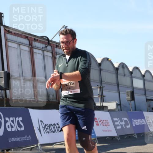03.10.2025 - Köhlbrandbrückenlauf Luisa Fischer http://msf.ph/oto/9033107 03.10.2025 13:10:19 Ziel 4147, 4343, 4364, 4479, 4683, 4710, 4774, 4822, 5029, 6587, 6813 meine-sportfotos.de