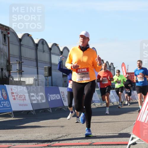 03.10.2025 - Köhlbrandbrückenlauf Luisa Fischer http://msf.ph/oto/9033116 03.10.2025 13:10:22 Ziel 4147, 4343, 4364, 4479, 4683, 4710, 4711, 4774, 4822, 5029, 6294, 6587, 6781, 6782 meine-sportfotos.de