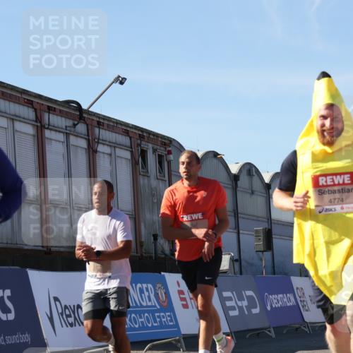 03.10.2025 - Köhlbrandbrückenlauf Luisa Fischer http://msf.ph/oto/9033145 03.10.2025 13:10:25 Ziel 4147, 4364, 4429, 4479, 4710, 4711, 4774, 4822, 5029, 5689, 6024, 6294, 6587, 6781, 6782 meine-sportfotos.de