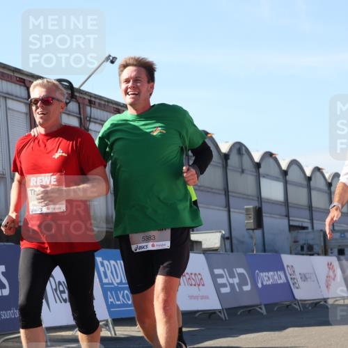 03.10.2025 - Köhlbrandbrückenlauf Luisa Fischer http://msf.ph/oto/9033206 03.10.2025 13:10:32 Ziel 4386, 4429, 4479, 4514, 4710, 4711, 4774, 5229, 5383, 5689, 5738, 5889, 6024, 6177, 6294, 6779, 6781, 6782 meine-sportfotos.de