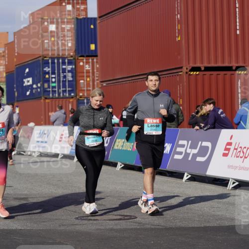 03.10.2025 - Köhlbrandbrückenlauf Michael Burmester http://msf.ph/oto/9033303 03.10.2025 10:41:23 Ziel 2182, 2199, 2307, 2547, 2548, 2555, 2612, 2613, 2666 meine-sportfotos.de