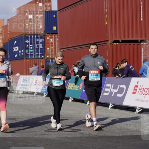 03.10.2025 - Köhlbrandbrückenlauf Michael Burmester http://msf.ph/oto/9033312 03.10.2025 10:41:23 Ziel 2182, 2199, 2307, 2547, 2548, 2555, 2612, 2613, 2666 meine-sportfotos.de