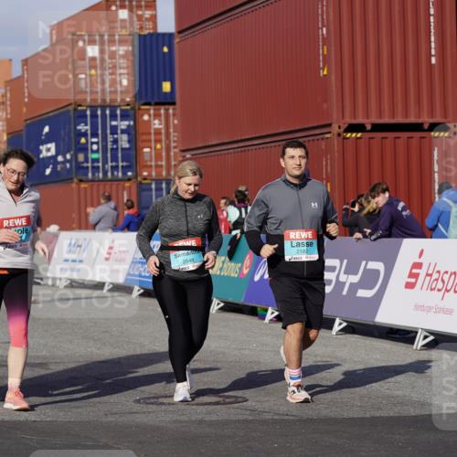 03.10.2025 - Köhlbrandbrückenlauf Michael Burmester http://msf.ph/oto/9033319 03.10.2025 10:41:23 Ziel 2182, 2199, 2307, 2547, 2548, 2555, 2612, 2613, 2666 meine-sportfotos.de