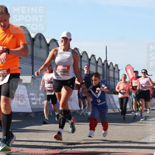 03.10.2025 - Köhlbrandbrückenlauf Luisa Fischer http://msf.ph/oto/9033323 03.10.2025 13:10:53 Ziel 4081, 4352, 4370, 4401, 4412, 4488, 4547, 4689, 4862, 4933, 4998, 5103, 5753, 5791, 5965, 6274, 6665 meine-sportfotos.de