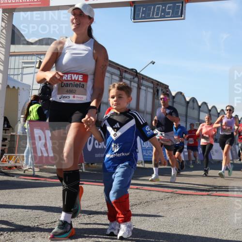 03.10.2025 - Köhlbrandbrückenlauf Luisa Fischer http://msf.ph/oto/9033344 03.10.2025 13:10:56 Ziel 4352, 4370, 4401, 4412, 4506, 4547, 4689, 4862, 4933, 4998, 5103, 5791, 5965, 6274, 6330, 6449, 6450, 6665, 6797 meine-sportfotos.de