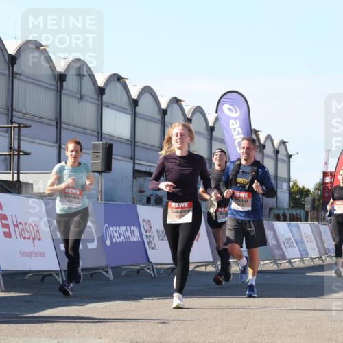 03.10.2025 - Köhlbrandbrückenlauf Luisa Fischer http://msf.ph/oto/9033422 03.10.2025 13:11:08 Ziel 4135, 4370, 4506, 4521, 4933, 4998, 5103, 5218, 5258, 5965, 6272, 6330, 6449, 6450, 6572, 6751, 6797 meine-sportfotos.de