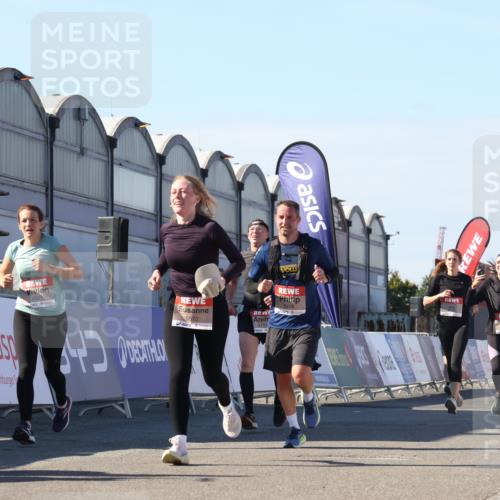 03.10.2025 - Köhlbrandbrückenlauf Luisa Fischer http://msf.ph/oto/9033425 03.10.2025 13:11:09 Ziel 4135, 4370, 4506, 4521, 5218, 5258, 6272, 6330, 6449, 6450, 6572, 6727, 6751, 6797 meine-sportfotos.de