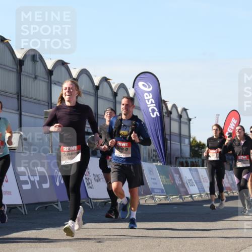 03.10.2025 - Köhlbrandbrückenlauf Luisa Fischer http://msf.ph/oto/9033427 03.10.2025 13:11:09 Ziel 4135, 4370, 4506, 4521, 5218, 5258, 6272, 6330, 6449, 6450, 6572, 6727, 6751, 6797 meine-sportfotos.de