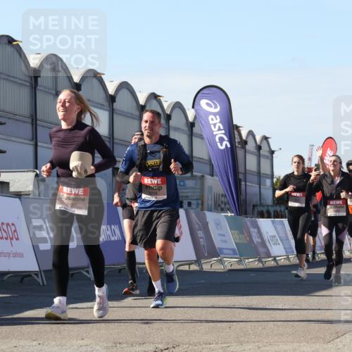 03.10.2025 - Köhlbrandbrückenlauf Luisa Fischer http://msf.ph/oto/9033432 03.10.2025 13:11:09 Ziel 4135, 4370, 4506, 4521, 5218, 5258, 6272, 6330, 6449, 6450, 6572, 6727, 6751, 6797 meine-sportfotos.de