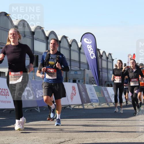 03.10.2025 - Köhlbrandbrückenlauf Luisa Fischer http://msf.ph/oto/9033436 03.10.2025 13:11:10 Ziel 4135, 4506, 4521, 5218, 5258, 5522, 6272, 6330, 6449, 6450, 6572, 6727, 6751, 6797 meine-sportfotos.de