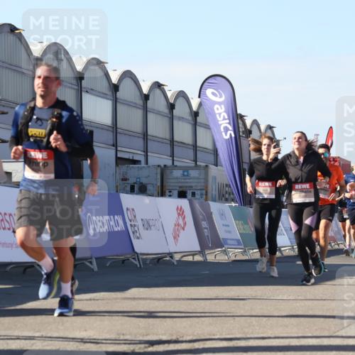 03.10.2025 - Köhlbrandbrückenlauf Luisa Fischer http://msf.ph/oto/9033441 03.10.2025 13:11:10 Ziel 4135, 4506, 4521, 5218, 5258, 5522, 6272, 6330, 6449, 6450, 6572, 6727, 6751, 6797 meine-sportfotos.de