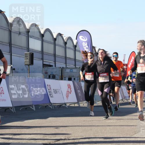 03.10.2025 - Köhlbrandbrückenlauf Luisa Fischer http://msf.ph/oto/9033449 03.10.2025 13:11:11 Ziel 4135, 4506, 4521, 5218, 5258, 5522, 6272, 6330, 6449, 6450, 6572, 6727, 6751 meine-sportfotos.de