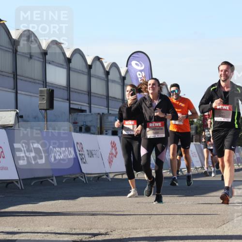 03.10.2025 - Köhlbrandbrückenlauf Luisa Fischer http://msf.ph/oto/9033451 03.10.2025 13:11:11 Ziel 4135, 4506, 4521, 5218, 5258, 5522, 6272, 6330, 6449, 6450, 6572, 6727, 6751 meine-sportfotos.de