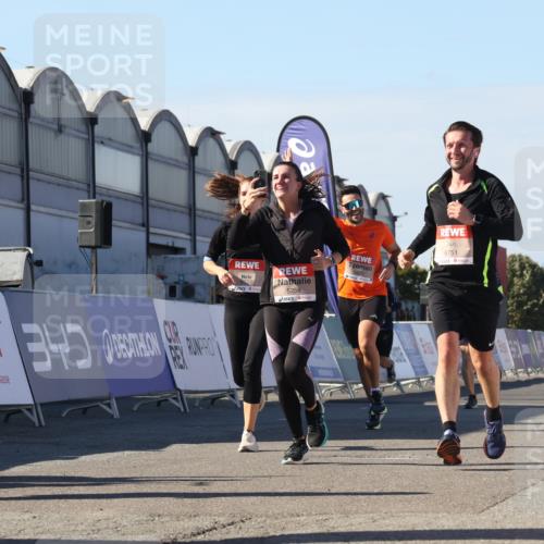 03.10.2025 - Köhlbrandbrückenlauf Luisa Fischer http://msf.ph/oto/9033455 03.10.2025 13:11:12 Ziel 4135, 4506, 4521, 5218, 5258, 5522, 6272, 6330, 6449, 6450, 6572, 6727, 6751 meine-sportfotos.de