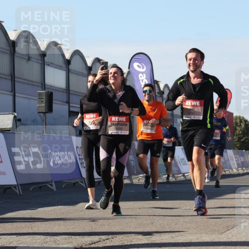 03.10.2025 - Köhlbrandbrückenlauf Luisa Fischer http://msf.ph/oto/9033456 03.10.2025 13:11:12 Ziel 4135, 4506, 4521, 5218, 5258, 5522, 6272, 6330, 6449, 6450, 6572, 6727, 6751 meine-sportfotos.de