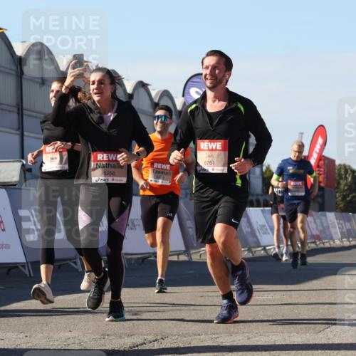 03.10.2025 - Köhlbrandbrückenlauf Luisa Fischer http://msf.ph/oto/9033462 03.10.2025 13:11:13 Ziel 4135, 4521, 5218, 5258, 5522, 6272, 6572, 6685, 6686, 6727, 6751 meine-sportfotos.de