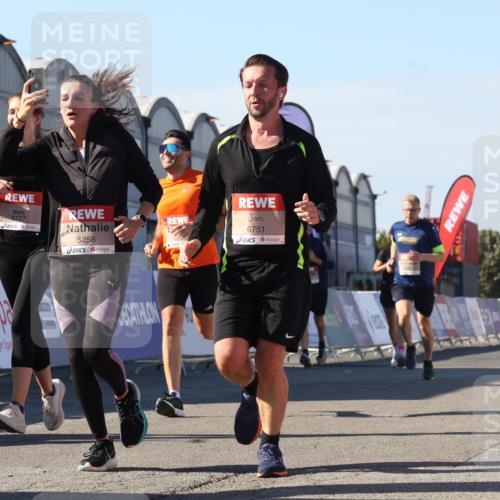 03.10.2025 - Köhlbrandbrückenlauf Luisa Fischer http://msf.ph/oto/9033465 03.10.2025 13:11:13 Ziel 4135, 4521, 5218, 5258, 5522, 6272, 6572, 6685, 6686, 6727, 6751 meine-sportfotos.de