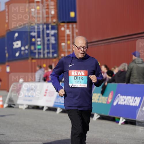 03.10.2025 - Köhlbrandbrückenlauf Michael Burmester http://msf.ph/oto/9033477 03.10.2025 10:41:36 Ziel 2988, 3517 meine-sportfotos.de