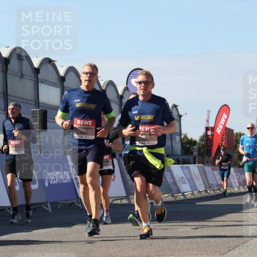 03.10.2025 - Köhlbrandbrückenlauf Luisa Fischer http://msf.ph/oto/9033491 03.10.2025 13:11:17 Ziel 4135, 4293, 4521, 4597, 5218, 5258, 5522, 5754, 6080, 6272, 6572, 6685, 6686, 6726, 6727, 6751 meine-sportfotos.de