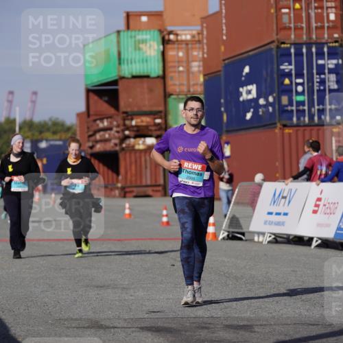 03.10.2025 - Köhlbrandbrückenlauf Michael Burmester http://msf.ph/oto/9033492 03.10.2025 10:41:39 Ziel 2887, 2888, 2988 meine-sportfotos.de