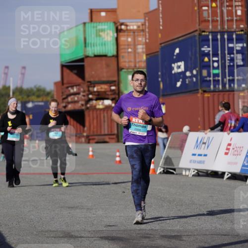 03.10.2025 - Köhlbrandbrückenlauf Michael Burmester http://msf.ph/oto/9033501 03.10.2025 10:41:39 Ziel 2887, 2888, 2988 meine-sportfotos.de