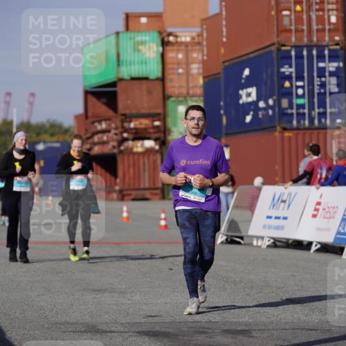 03.10.2025 - Köhlbrandbrückenlauf Michael Burmester http://msf.ph/oto/9033509 03.10.2025 10:41:39 Ziel 2887, 2888, 2988 meine-sportfotos.de