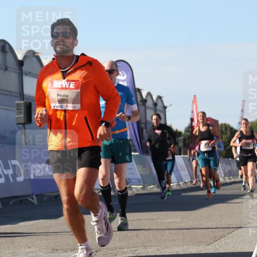 03.10.2025 - Köhlbrandbrückenlauf Luisa Fischer http://msf.ph/oto/9033511 03.10.2025 13:11:21 Ziel 4135, 4293, 4521, 4597, 4999, 5218, 5258, 5522, 5754, 5939, 6028, 6080, 6572, 6685, 6686, 6726, 6727, 6751 meine-sportfotos.de