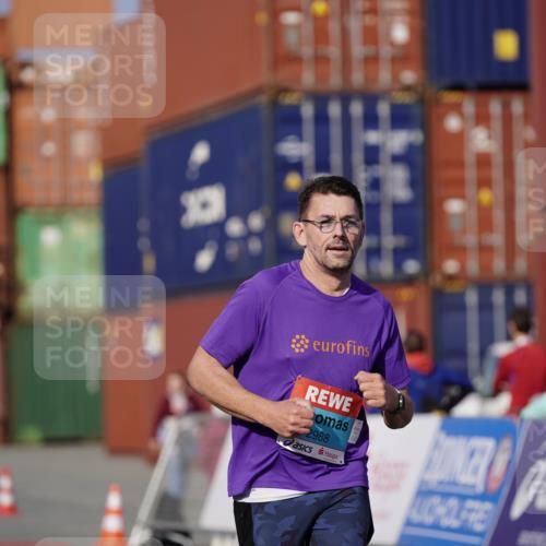 03.10.2025 - Köhlbrandbrückenlauf Michael Burmester http://msf.ph/oto/9033513 03.10.2025 10:41:41 Ziel 2887, 2888, 2988 meine-sportfotos.de