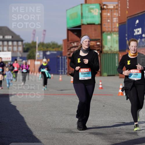 03.10.2025 - Köhlbrandbrückenlauf Michael Burmester http://msf.ph/oto/9033528 03.10.2025 10:41:43 Ziel 2887, 2888, 2988 meine-sportfotos.de