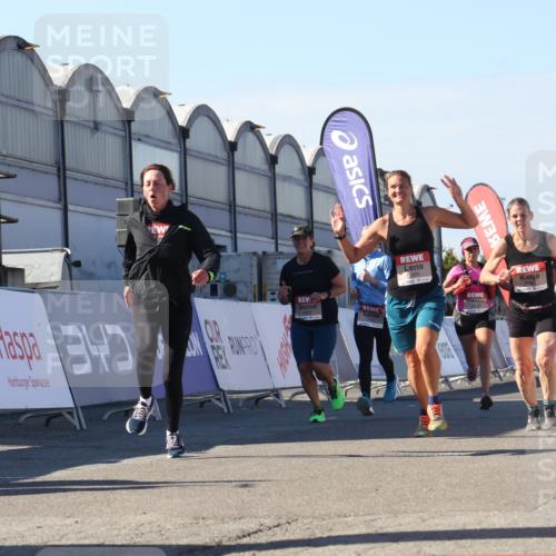 03.10.2025 - Köhlbrandbrückenlauf Luisa Fischer http://msf.ph/oto/9033532 03.10.2025 13:11:23 Ziel 4135, 4293, 4315, 4325, 4521, 4597, 4999, 5145, 5258, 5522, 5754, 5939, 6028, 6080, 6680, 6685, 6686, 6726, 6727, 6751 meine-sportfotos.de