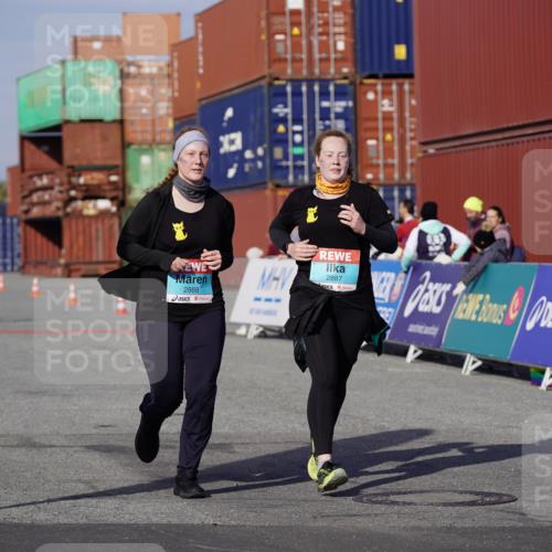 03.10.2025 - Köhlbrandbrückenlauf Michael Burmester http://msf.ph/oto/9033558 03.10.2025 10:41:44 Ziel 2887, 2888, 2988 meine-sportfotos.de