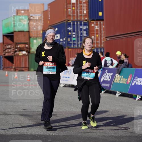 03.10.2025 - Köhlbrandbrückenlauf Michael Burmester http://msf.ph/oto/9033572 03.10.2025 10:41:45 Ziel 2887, 2888 meine-sportfotos.de