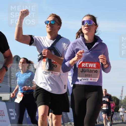 03.10.2025 - Köhlbrandbrückenlauf Luisa Fischer http://msf.ph/oto/9033588 03.10.2025 13:11:30 Ziel 4158, 4293, 4315, 4325, 4427, 4501, 4597, 4617, 4799, 4999, 5145, 5754, 5794, 5939, 6028, 6080, 6563, 6680, 6690, 6691, 6726 meine-sportfotos.de