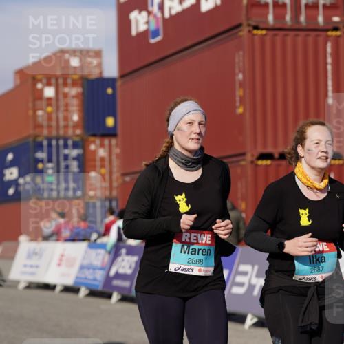 03.10.2025 - Köhlbrandbrückenlauf Michael Burmester http://msf.ph/oto/9033590 03.10.2025 10:41:46 Ziel 2887, 2888 meine-sportfotos.de