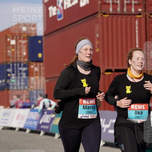 03.10.2025 - Köhlbrandbrückenlauf Michael Burmester http://msf.ph/oto/9033597 03.10.2025 10:41:47 Ziel 2887, 2888 meine-sportfotos.de