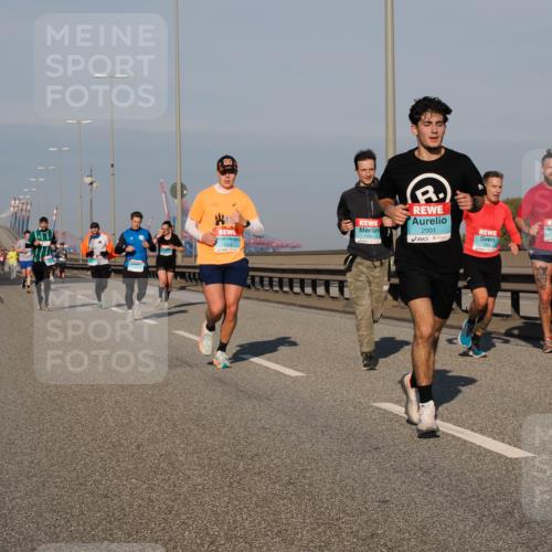 03.10.2025 - Köhlbrandbrückenlauf Fabian Wolf http://msf.ph/oto/9033606 03.10.2025 09:47:35 Position 3 1273, 2901, 1144, 1165, 1474 meine-sportfotos.de