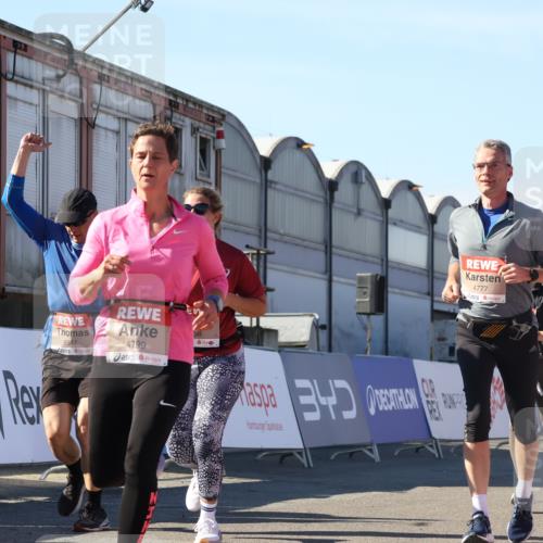 03.10.2025 - Köhlbrandbrückenlauf Luisa Fischer http://msf.ph/oto/9033617 03.10.2025 13:11:36 Ziel 4158, 4315, 4325, 4427, 4501, 4538, 4568, 4617, 4736, 4777, 4782, 4799, 4845, 4999, 5145, 5794, 5937, 5939, 6028, 6217, 6218, 6517, 6563, 6680, 6689, 6690, 6691 meine-sportfotos.de